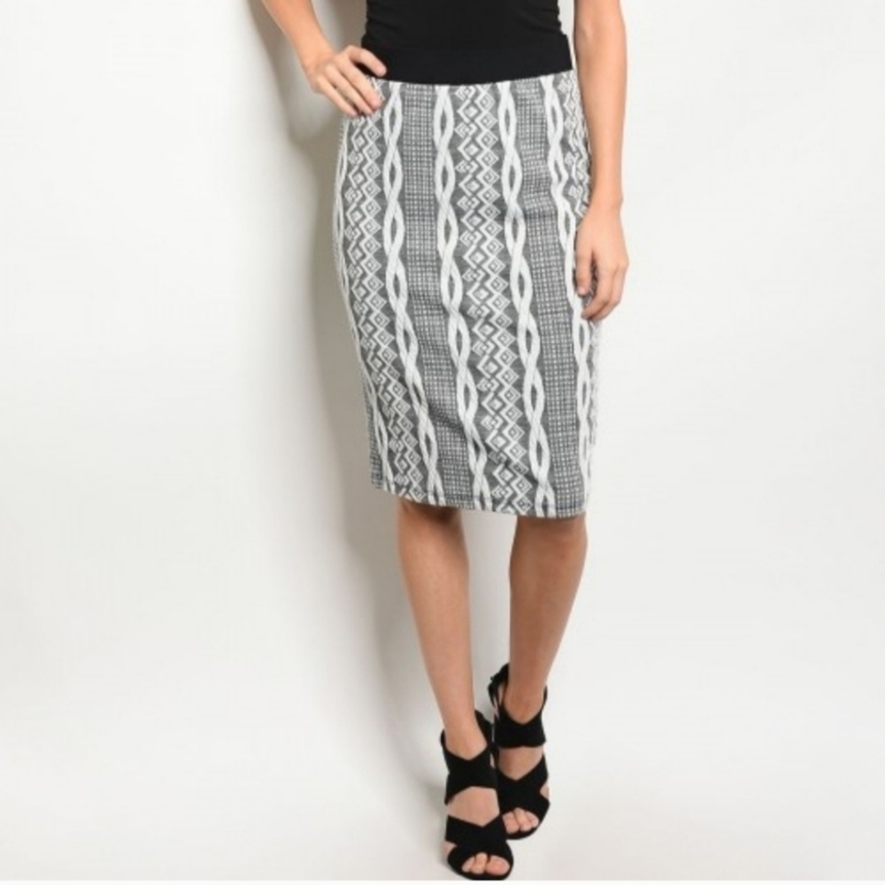 NWOT Medium Gilli Gray and White Rope Pattern Pencil Skirt